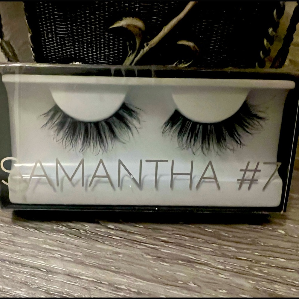 Huda Beauty Samantha Lashes